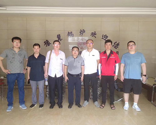  Technicians from Henan Hebei Company discussed boiler structure with Professor Zhao Qinxin's team from West Jiaotong University