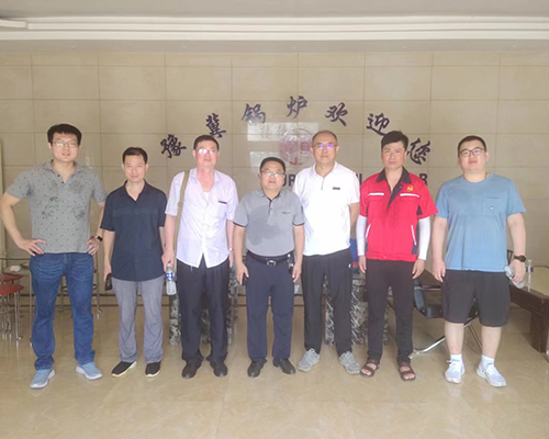  Technicians from Henan Hebei Company discussed boiler structure with Professor Zhao Qinxin's team from West Jiaotong University